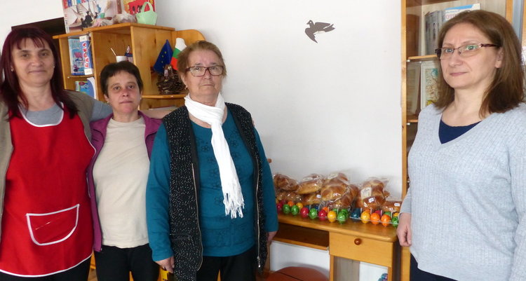 200 яйца и козунаци даряват смолянските инвалиди за празниците