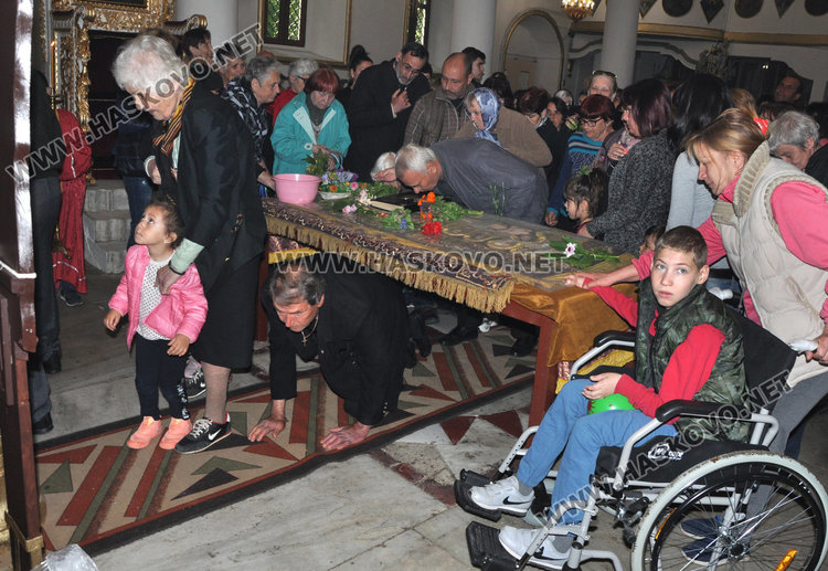 На Разпети петък миряни минаха под плащаницата в хасковските храмове