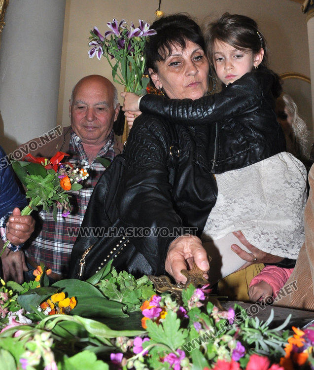 На Разпети петък миряни минаха под плащаницата в хасковските храмове