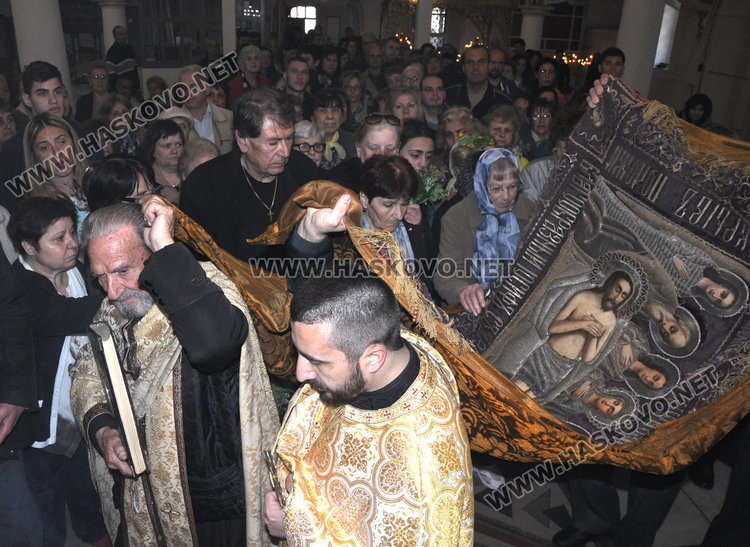 На Разпети петък миряни минаха под плащаницата в хасковските храмове