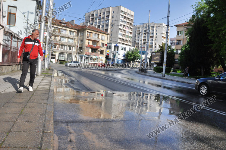 Теч от авария наводни центъра на Хасково