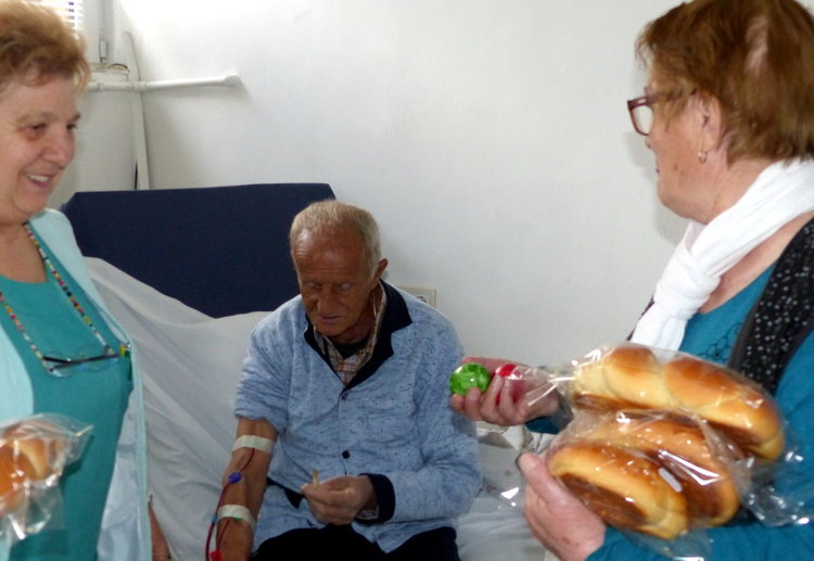 200 яйца и козунаци даряват смолянските инвалиди за празниците