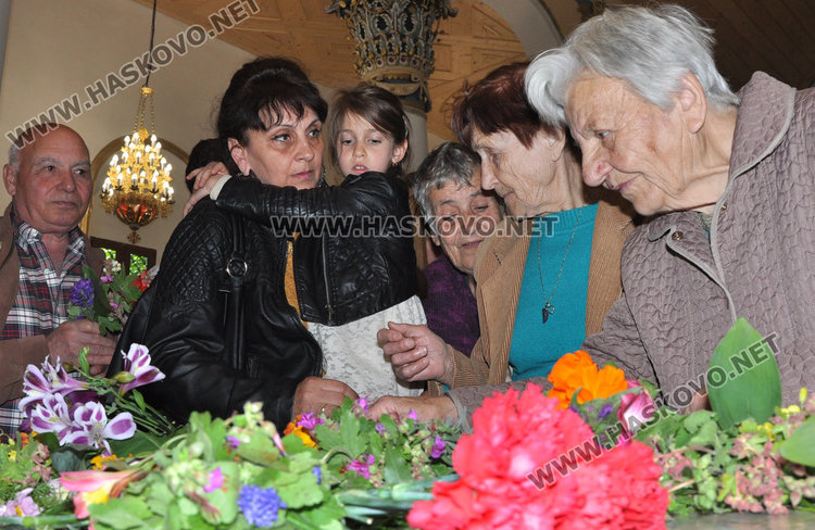 На Разпети петък миряни минаха под плащаницата в хасковските храмове