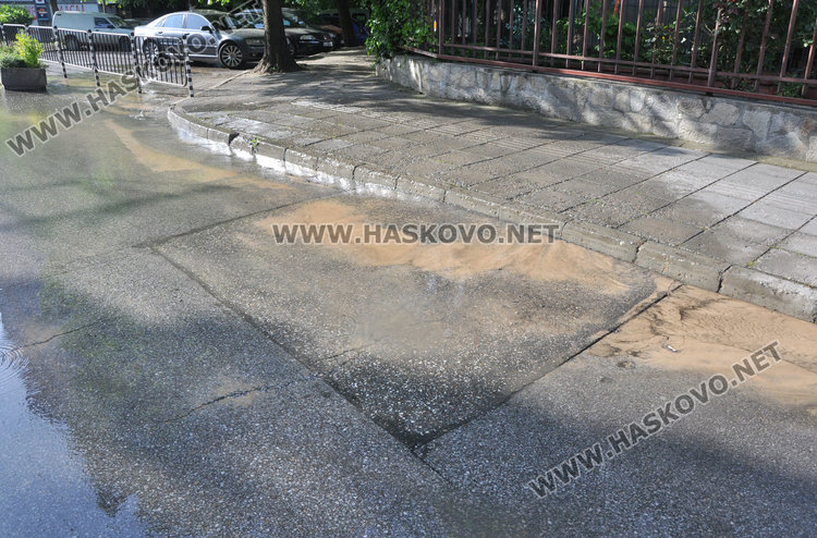 Теч от авария наводни центъра на Хасково