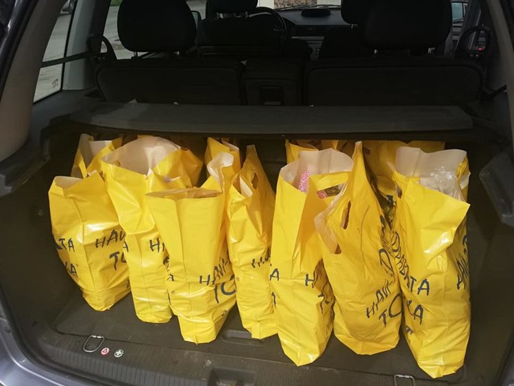 „Предай нататък” – младежи закупиха и раздадоха продукти на възрастни хора