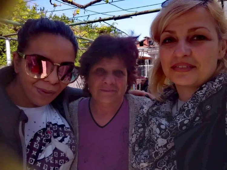 „Предай нататък” – младежи закупиха и раздадоха продукти на възрастни хора