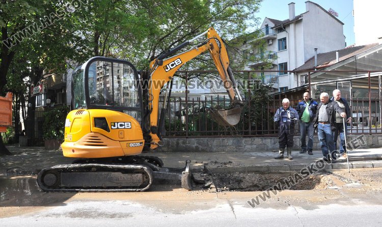 Теч от авария наводни центъра на Хасково