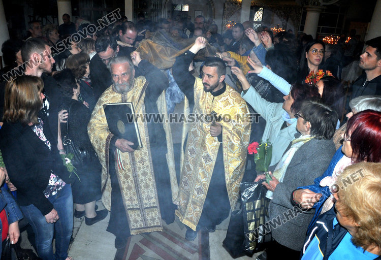 На Разпети петък миряни минаха под плащаницата в хасковските храмове