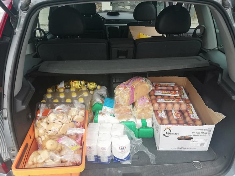 „Предай нататък” – младежи закупиха и раздадоха продукти на възрастни хора