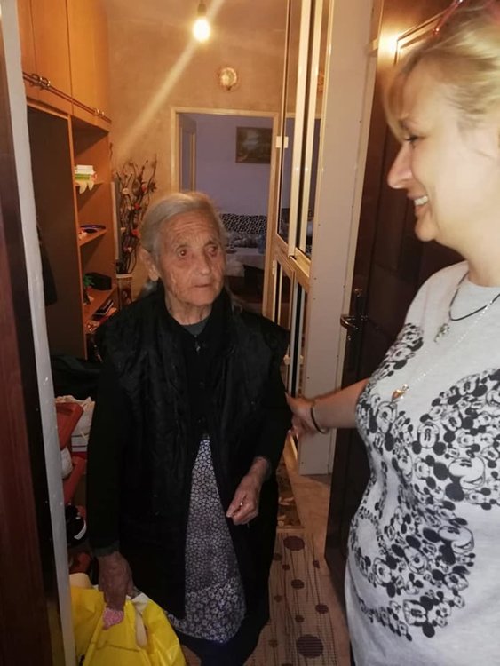 „Предай нататък” – младежи закупиха и раздадоха продукти на възрастни хора