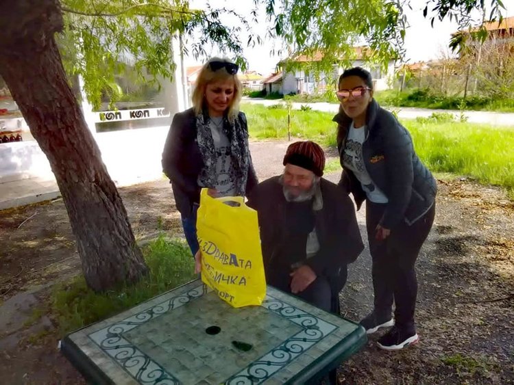 „Предай нататък” – младежи закупиха и раздадоха продукти на възрастни хора