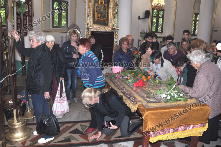 На Разпети петък миряни минаха под плащаницата в хасковските храмове