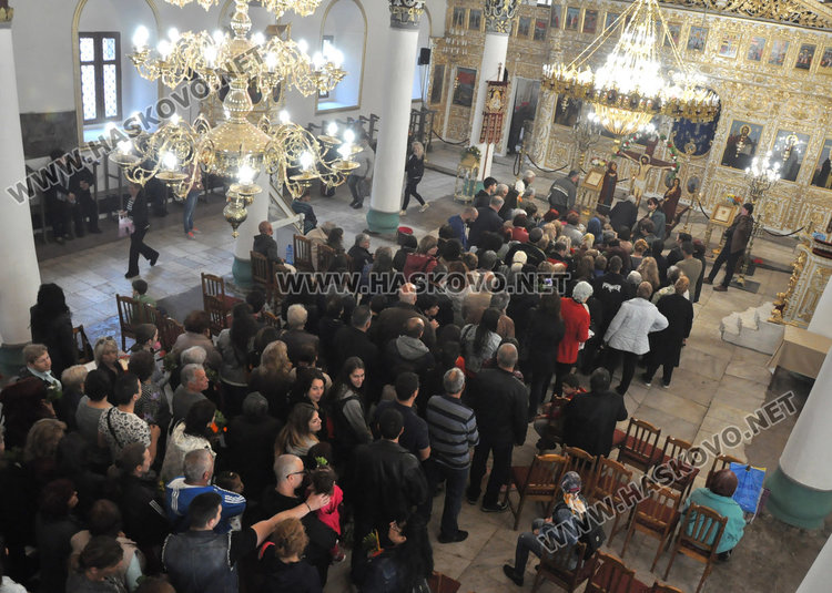 На Разпети петък миряни минаха под плащаницата в хасковските храмове