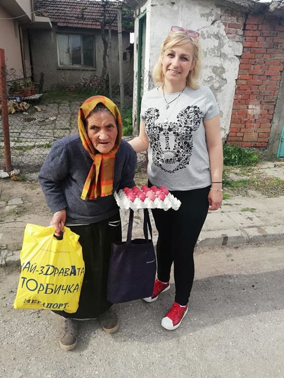 „Предай нататък” – младежи закупиха и раздадоха продукти на възрастни хора