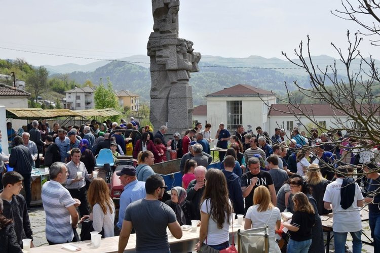 Хиляди се събраха на традиционния курбан за здраве и благополучие в Жълтуша