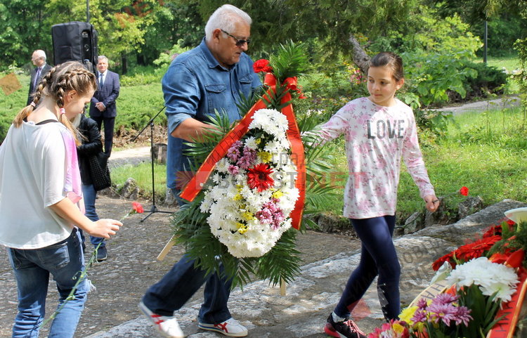 Почетоха паметта на поета Пеньо Пенев - Човек се ражда, за да даде другиму любов.