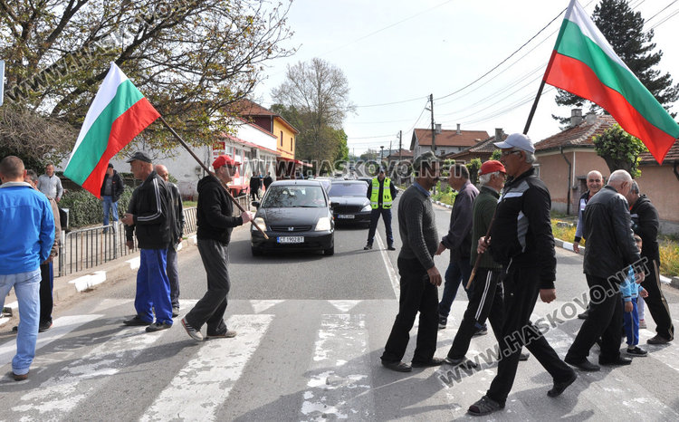 Отново блокада на пътя за Маказа, в Конуш искат асфалт, вода и канализация