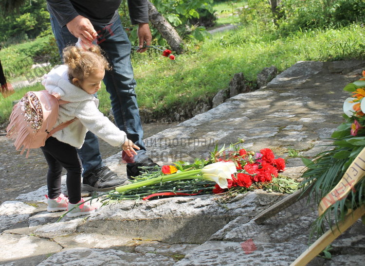 Почетоха паметта на поета Пеньо Пенев - Човек се ражда, за да даде другиму любов.