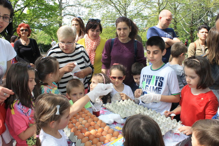 Стотици деца и родители се забавляваха на Великденско парти в парк "Простор"