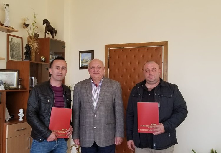 Кърджалийски фирми дариха минерална вода за болницата в Кърджали за Великден