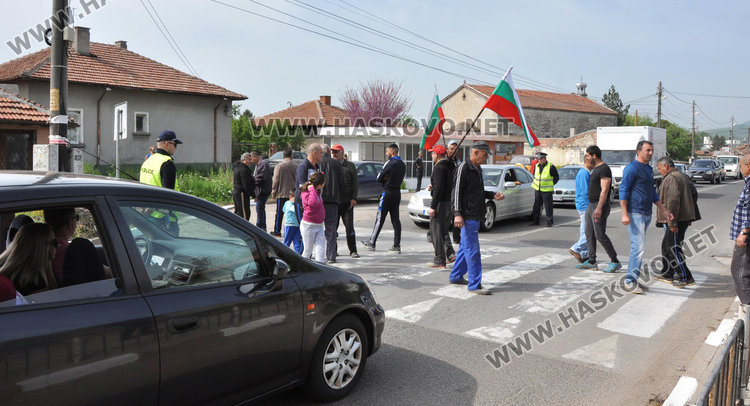 Отново блокада на пътя за Маказа, в Конуш искат асфалт, вода и канализация