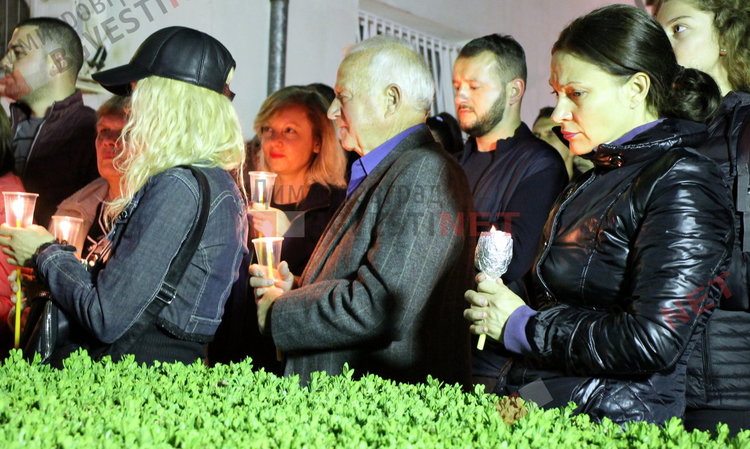 Честито Възкресение Христово! Стотици димитровградчани обиколиха църквата в полунощ