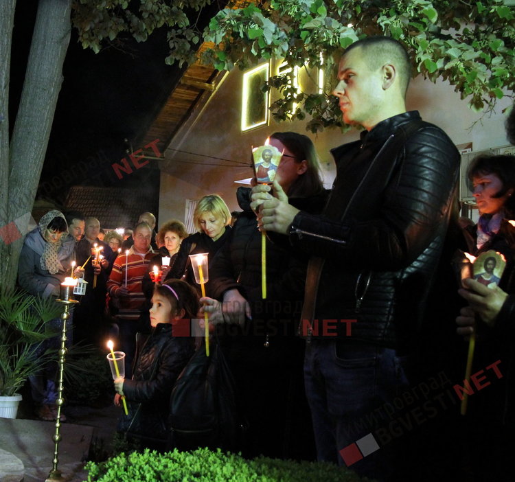 Честито Възкресение Христово! Стотици димитровградчани обиколиха църквата в полунощ