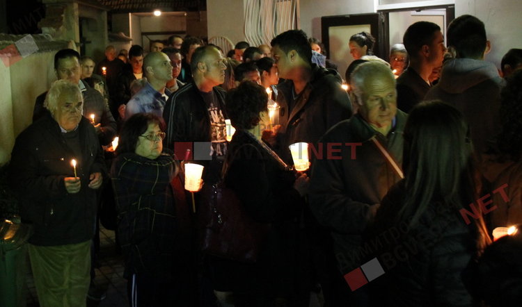 Честито Възкресение Христово! Стотици димитровградчани обиколиха църквата в полунощ