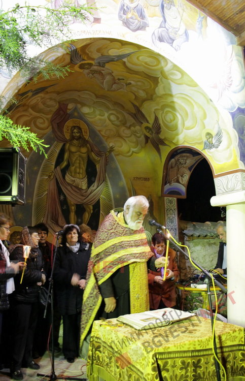 Честито Възкресение Христово! Стотици димитровградчани обиколиха църквата в полунощ