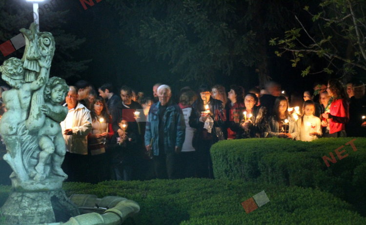 Честито Възкресение Христово! Стотици димитровградчани обиколиха църквата в полунощ