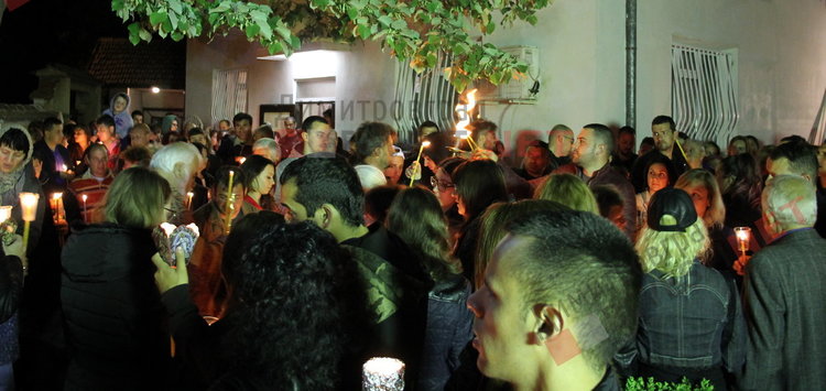 Честито Възкресение Христово! Стотици димитровградчани обиколиха църквата в полунощ