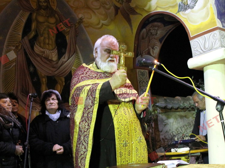 Честито Възкресение Христово! Стотици димитровградчани обиколиха църквата в полунощ