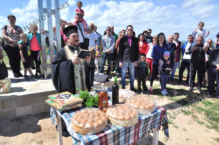 На Великден осветиха 8-метровия метален кръст край Книжовник