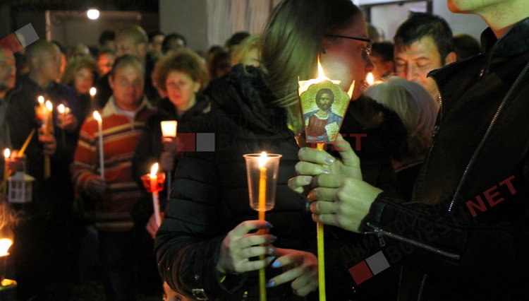 Честито Възкресение Христово! Стотици димитровградчани обиколиха църквата в полунощ