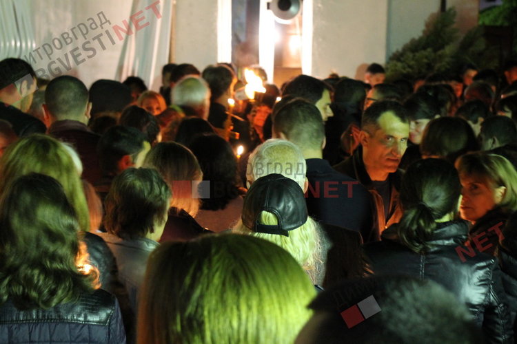 Честито Възкресение Христово! Стотици димитровградчани обиколиха църквата в полунощ