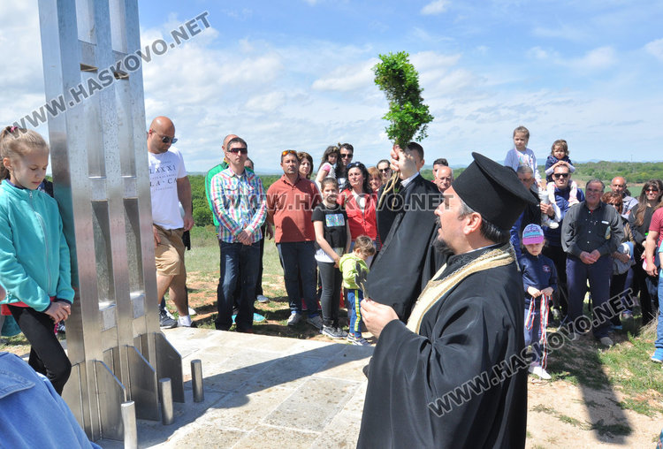 На Великден осветиха 8-метровия метален кръст край Книжовник