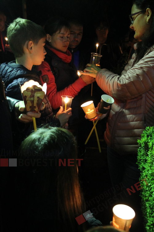 Честито Възкресение Христово! Стотици димитровградчани обиколиха църквата в полунощ