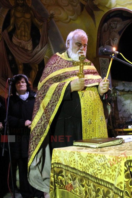 Честито Възкресение Христово! Стотици димитровградчани обиколиха църквата в полунощ