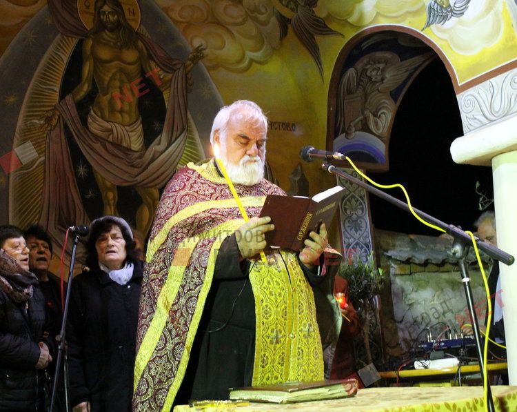 Честито Възкресение Христово! Стотици димитровградчани обиколиха църквата в полунощ