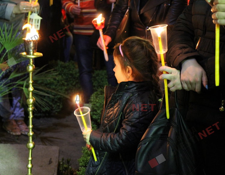 Честито Възкресение Христово! Стотици димитровградчани обиколиха църквата в полунощ