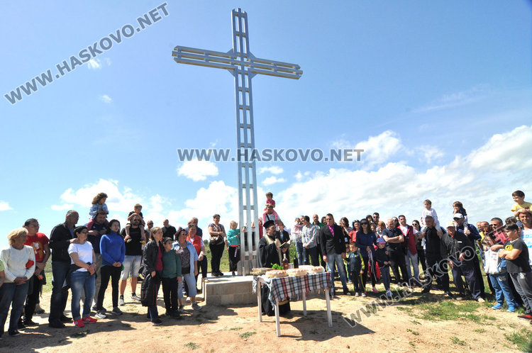 На Великден осветиха 8-метровия метален кръст край Книжовник