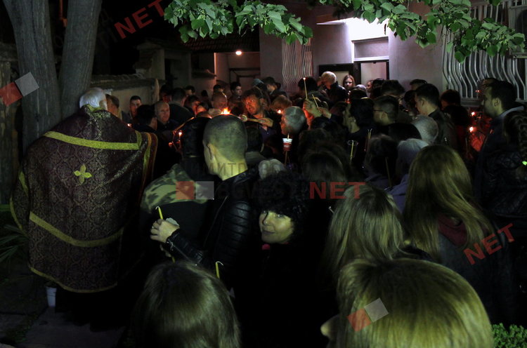 Честито Възкресение Христово! Стотици димитровградчани обиколиха църквата в полунощ