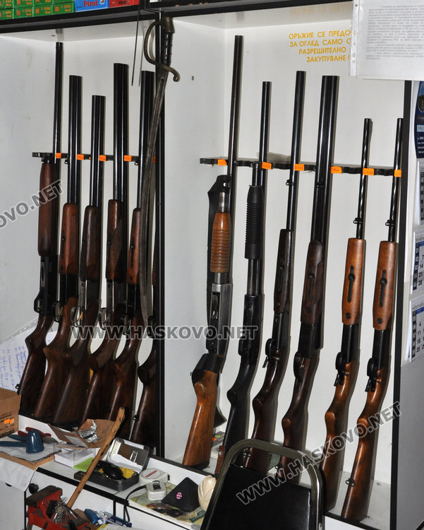 Сертификат за газовите пистолети, че не стават за бойни е като в песента „Обещай ми любов“