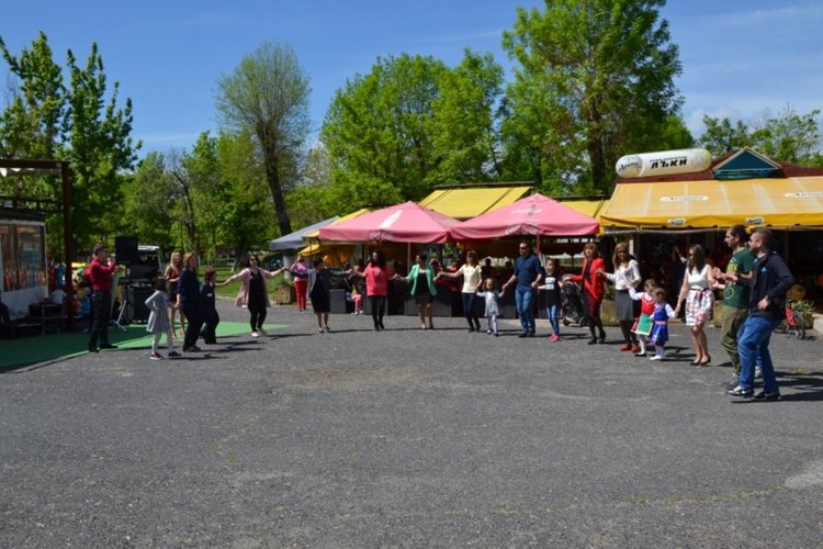 Великденско хоро се изви в градския парк на Момчилград