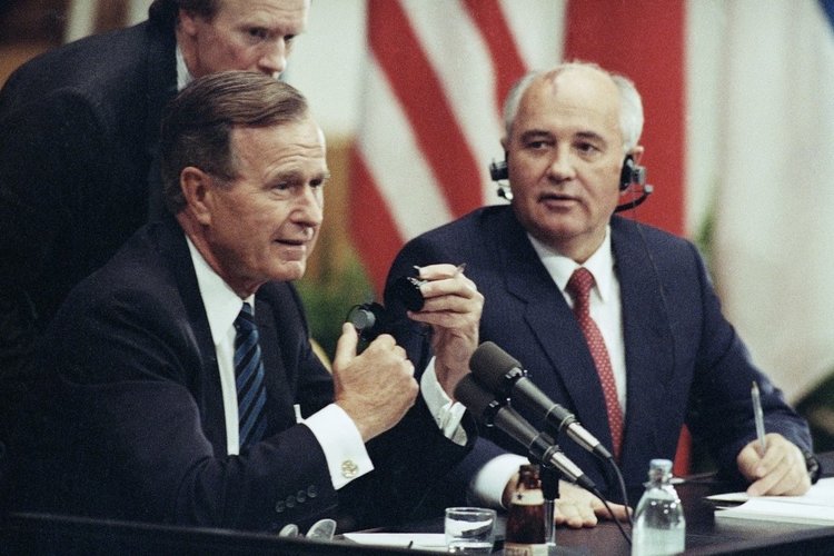 Джордж Буш и Михаил Горбачов