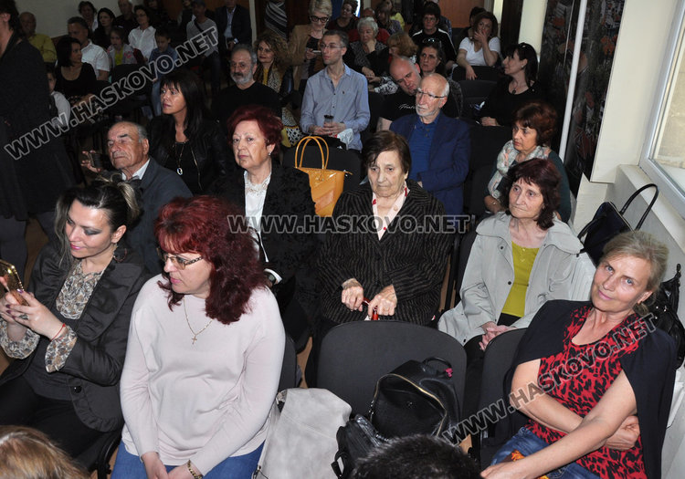 Мариана Ангелова представи дебютната си стихосбирка „Танц върху жарава”