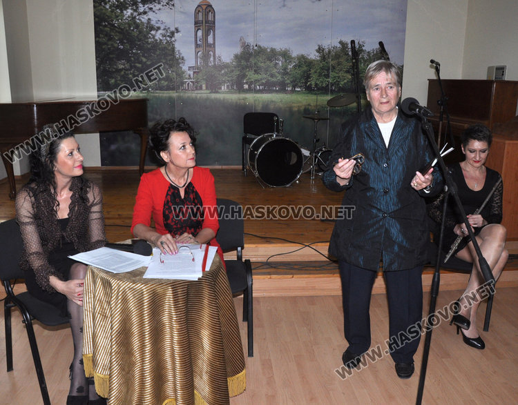 Мариана Ангелова представи дебютната си стихосбирка „Танц върху жарава”