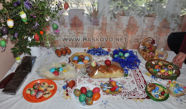 Конкурс за най-красиво яйце в „Ари” и поезия за великденските празници