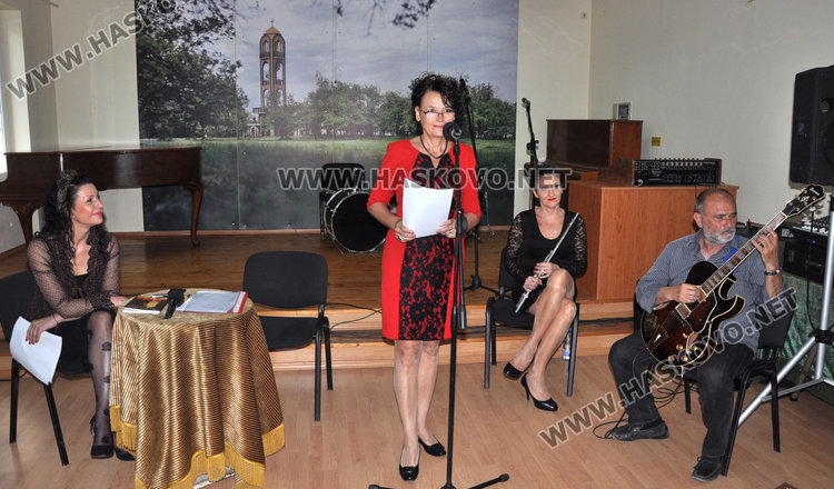 Мариана Ангелова представи дебютната си стихосбирка „Танц върху жарава”