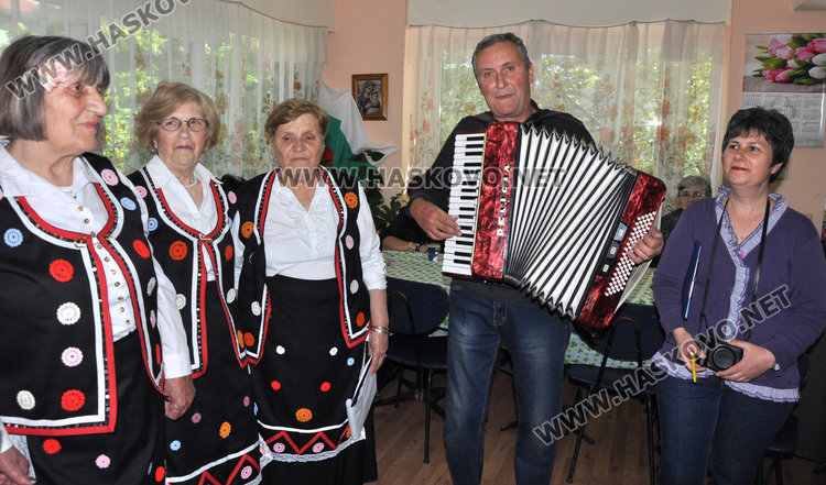 Конкурс за най-красиво яйце в „Ари” и поезия за великденските празници